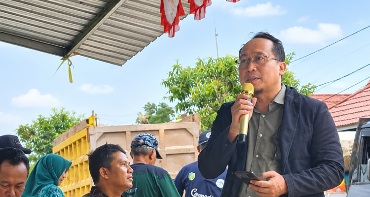 Pimpinan Cabang Utama PT Bank Kalteng, Sigit Purnama Aji saat meberikan sambutan pada acara penyerahan antuan 20 unit kolam ikan terpal dari PT Bank Kalteng melalui program Tanggung Jawab Sosial dan Lingkungan (TJSL) atau Corporate Social Responsibility (CSR) di Jalan Temanggung Kanyapi III, Kota Palangka Raya, Rabu (9/9/2026).