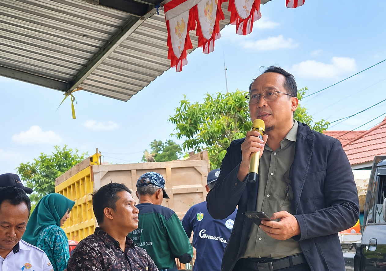 Pimpinan Cabang Utama PT Bank Kalteng, Sigit Purnama Aji saat meberikan sambutan pada acara penyerahan antuan 20 unit kolam ikan terpal dari PT Bank Kalteng melalui program Tanggung Jawab Sosial dan Lingkungan (TJSL) atau Corporate Social Responsibility (CSR) di Jalan Temanggung Kanyapi III, Kota Palangka Raya, Rabu (9/9/2026).
