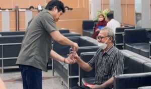 HARI PELANGGAN BANK KALTENG Direktur Utama Bank Kalteng, Maslipansyah saat menyapa dan berinteraksi langsung dengan nasabah sekaligus mendengarkan berbagai masukan terkait pelayanan perbankan, pada hari pelanggan nasional 2026, Jumat (4/9/2026).