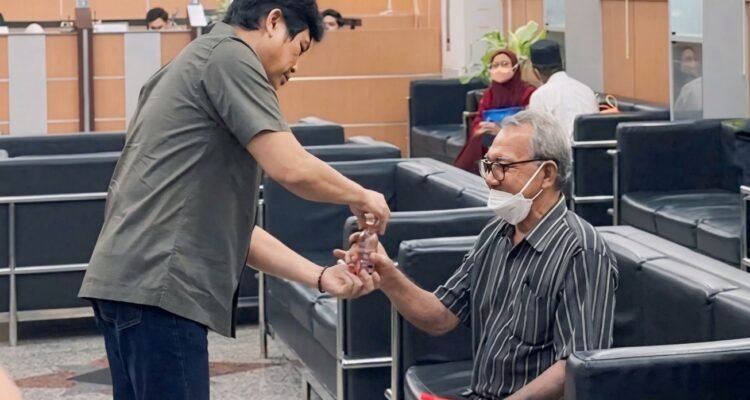 Direktur Utama Bank Kalteng, Maslipansyah saat menyapa dan berinteraksi langsung dengan nasabah sekaligus mendengarkan berbagai masukan terkait pelayanan perbankan, pada hari pelanggan nasional 2026, Jumat (4/9/2026).