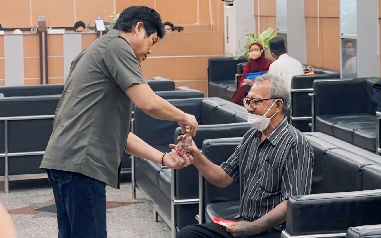 Direktur Utama Bank Kalteng, Maslipansyah saat menyapa dan berinteraksi langsung dengan nasabah sekaligus mendengarkan berbagai masukan terkait pelayanan perbankan, pada hari pelanggan nasional 2026, Jumat (4/9/2026).