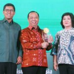 Direktur Kepatuhan dan Manajemen Risiko Bank Kalteng Tuk Yulianto, yang mewakili perseroan dalam malam penganugerahan di Raffles Hotel, Jakarta, Senin (12/10/2026).