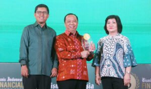 BANK KALTENG_01 Direktur Kepatuhan dan Manajemen Risiko Bank Kalteng Tuk Yulianto, yang mewakili perseroan dalam malam penganugerahan di Raffles Hotel, Jakarta, Senin (12/10/2026).