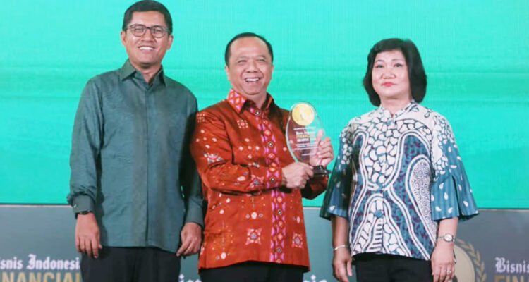 Direktur Kepatuhan dan Manajemen Risiko Bank Kalteng Tuk Yulianto, yang mewakili perseroan dalam malam penganugerahan di Raffles Hotel, Jakarta, Senin (12/10/2026).