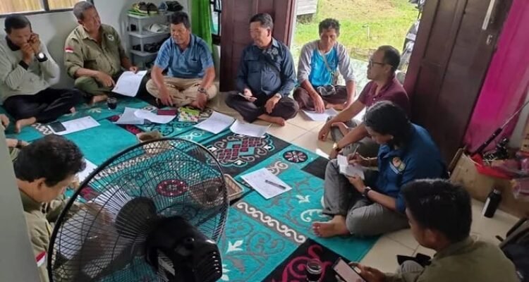 Tim Program Pascasarjana UPR bersama LPHD Gohong dan masyarakat melakukan pemetaan spasial partisipatif di Hutan Desa Gohong, Kabupaten Pulang Pisau.