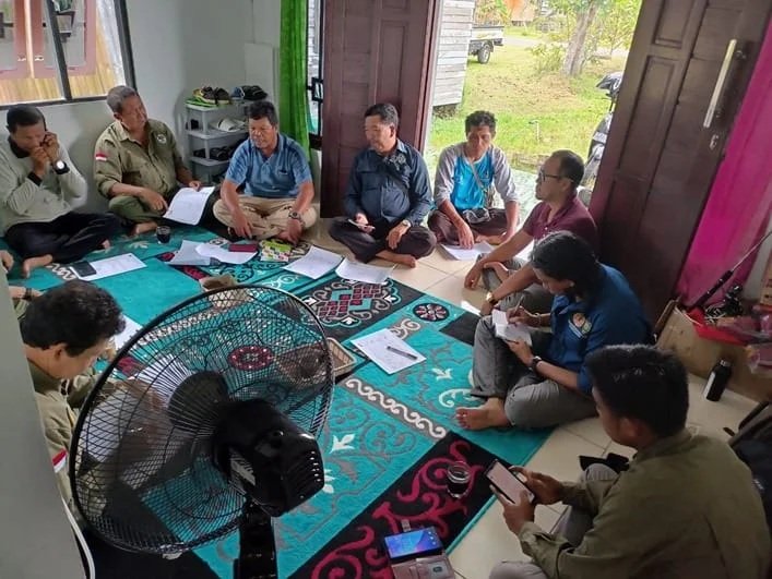 Tim Program Pascasarjana UPR bersama LPHD Gohong dan masyarakat melakukan pemetaan spasial partisipatif di Hutan Desa Gohong, Kabupaten Pulang Pisau.