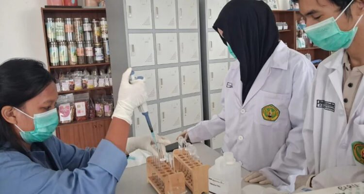Mahasiswa UPR melakukan proses penelitian dan pengembangan formulasi kosmetik tradisional berbahan arang aktif kayu tumih dan ekstrak daun putat sebagai inovasi bedak dingin untuk membantu mengatasi kulit berminyak.