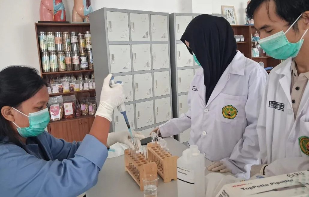 Mahasiswa UPR melakukan proses penelitian dan pengembangan formulasi kosmetik tradisional berbahan arang aktif kayu tumih dan ekstrak daun putat sebagai inovasi bedak dingin untuk membantu mengatasi kulit berminyak.