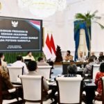 Presiden Prabowo Subianto berdiskusi bersama akademisi dan peneliti, termasuk dua akademisi Universitas Palangka Raya, dalam rapat strategis pengelolaan lahan gambut nasional di Istana Merdeka, Jakarta.