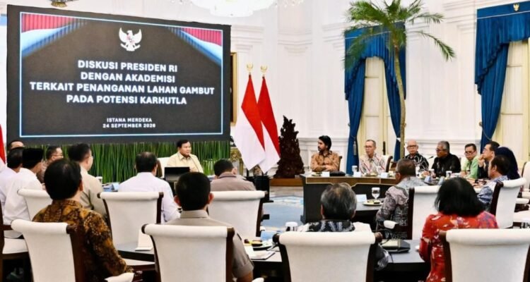 Presiden Prabowo Subianto berdiskusi bersama akademisi dan peneliti, termasuk dua akademisi Universitas Palangka Raya, dalam rapat strategis pengelolaan lahan gambut nasional di Istana Merdeka, Jakarta.
