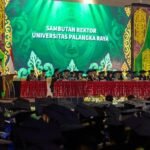 Rektor UPR Prof. Dr. Ir. Salampak saat memberikan sambutan di acara wisuda 1.267 Mahasiswa, Rabu (30/09/2026).