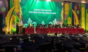 wisuda UPR Rektor UPR Prof. Dr. Ir. Salampak saat memberikan sambutan di acara wisuda 1.267 Mahasiswa, Rabu (30/09/2026).
