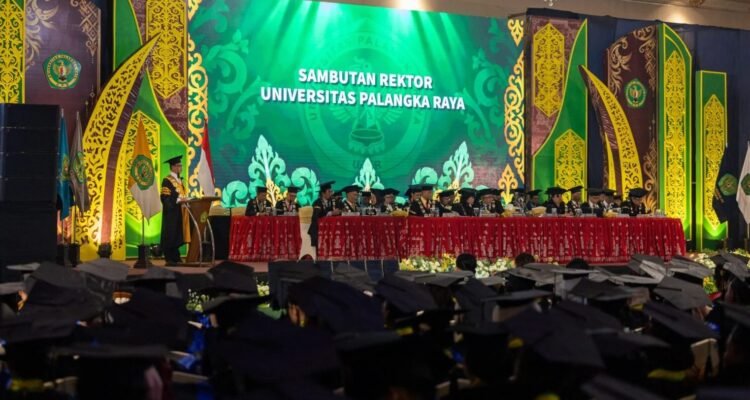Rektor UPR Prof. Dr. Ir. Salampak saat memberikan sambutan di acara wisuda 1.267 Mahasiswa, Rabu (30/09/2026).